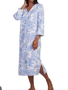 Miss Elaine White With Blue Floral Zip-Front Robe In Medium